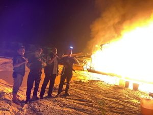 Polisi Tangkap 2 Penambang Emas Ilegal di Kampar, 12 Rakit Dimusnahkan