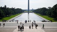 Potret Pagar Mengelilingi Kolam Refleksi Monumen Lincoln