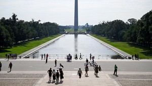 Potret Pagar Mengelilingi Kolam Refleksi Monumen Lincoln