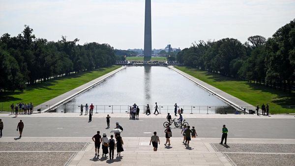 Potret Pagar Mengelilingi Kolam Refleksi Monumen Lincoln