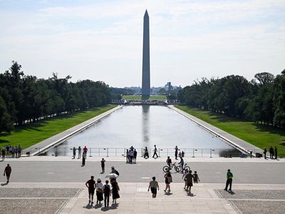 Potret Pagar Mengelilingi Kolam Refleksi Monumen Lincoln