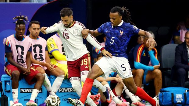 Soccer Football - FIFA World Cup 2026 - Semi Final - France v Spain - Dallas Stadium, Arlington, Texas, U.S. - July 14, 2026 France's Jules Kounde in action with Spain's Alex Baena REUTERS/Albert Gea