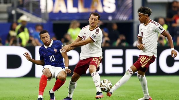 Soccer Football - FIFA World Cup 2026 - Semi Final - France v Spain - Dallas Stadium, Arlington, Texas, U.S. - July 14, 2026 France's Jules Kounde in action with Spain's Alex Baena REUTERS/Albert Gea