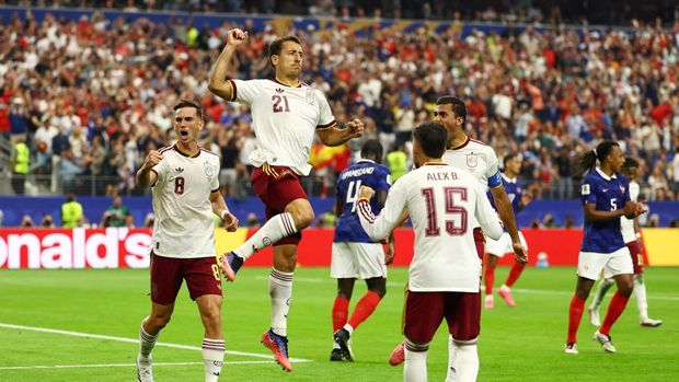 Soccer Football - FIFA World Cup 2026 - Semi Final - France v Spain - Dallas Stadium, Arlington, Texas, U.S. - July 14, 2026 Spain's Mikel Oyarzabal celebrates scoring their first goal REUTERS/Kai Pfaffenbach     TPX IMAGES OF THE DAY