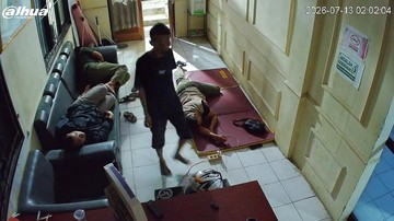 Terekam CCTV, Pria Curi HP Petugas yang Tidur di Kantor Satpol PP Pandeglang