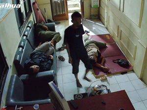 Terekam CCTV, Pria Curi HP Petugas yang Tidur di Kantor Satpol PP Pandeglang