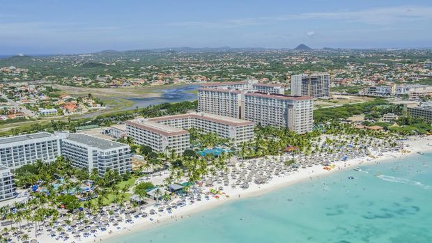 Pulau Aruba Aerial view of the beach Palm Beach on the island of Aruba. Place where most of the large hotels are located.