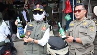 Satpol PP Samarinda Sita Puluhan Botol Miras-Alkohol dari Warung Kelontong