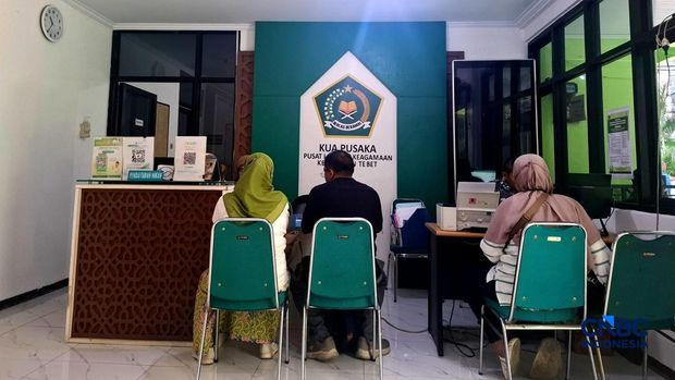 Sejumlah penduduk mendatangi Kantor Urusan Agama (KUA) Kecamatan Tebet, Jakarta, Rabu (15/7/2026). (CNBC Indonesia/Muhammad Sabki)