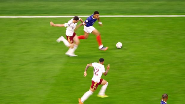 Soccer Football - FIFA World Cup 2026 - Semi Final - France v Spain - Dallas Stadium, Arlington, Texas, U.S. - July 14, 2026 France's Kylian Mbappe in action with Spain's Fabian Ruiz and Pedro Porro REUTERS/Agustin Marcarian
