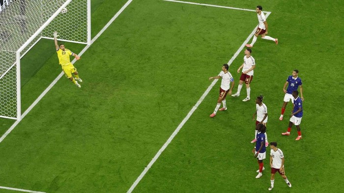 Timnas Spanyol memastikan satu tempat di partai puncak Piala Dunia 2026 setelah menaklukkan Prancis dengan skor meyakinkan 2-0 pada laga semifinal yang berlangsung di AT&T Stadium, Arlington, Rabu (15/7/2026) dini hari WIB. Kemenangan tersebut mengantarkan La Roja selangkah lagi menuju gelar juara dunia, sementara Les Bleus harus mengubur mimpi mereka untuk tampil di final.