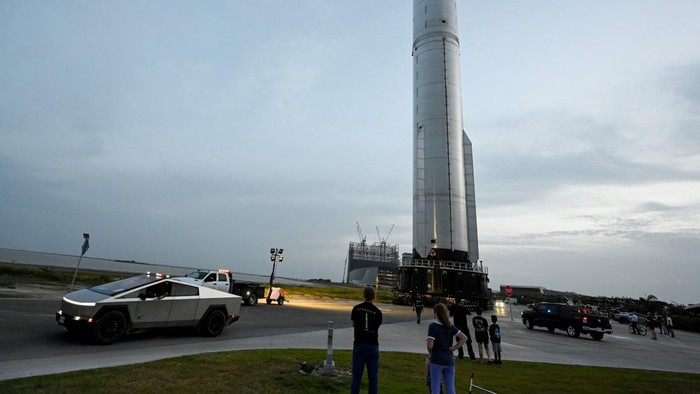 Booster 20 menuju landasan peluncuran di Starbase, Texas
