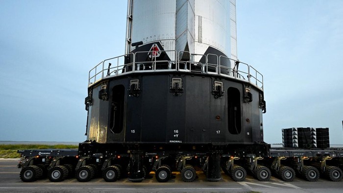 Booster 20 melintas di Starbase, Texas