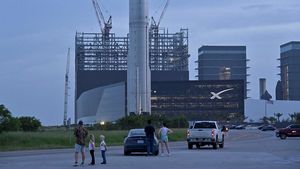 Starbase Bergemuruh! Booster 20 Menuju Landasan, SpaceX Siap Uji Terbang Starship ke-13