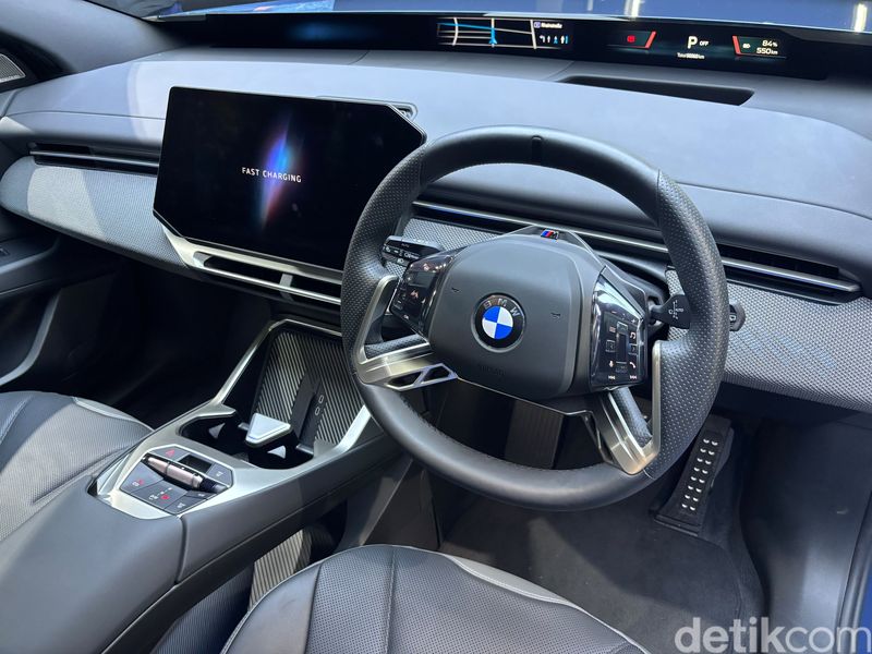 Dibikin Takjub sama BMW iX3: Duduk di Kabin Serasa Sultan, Diajak Slalom Stabil