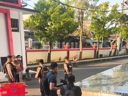KPK Keluar Bawa 2 Koper Usai Geledah Kantor BPKPAD Sukoharjo