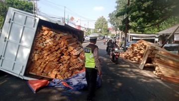 Truk Muatan Kayu Terguling di Bojongsari, Lalu Lintas Sempat Padat