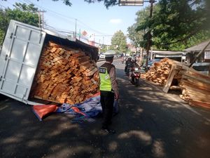 Truk Muatan Kayu Terguling di Bojongsari, Lalu Lintas Sempat Padat