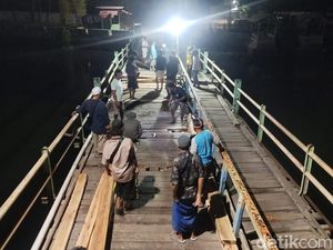 Tak Kunjung Diperbaiki, Warga Patungan Perbaiki Jembatan Cemare yang Rusak