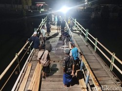 Tak Kunjung Diperbaiki, Warga Patungan Perbaiki Jembatan Cemare yang Rusak