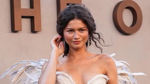 Memukau! Zendaya Tampil Bak Bidadari Bersayap di Premiere The Odyssey