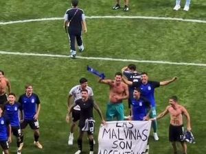 Video Inggris Minta FIFA Selidiki Spanduk Las Malvinas Son Argentinas
