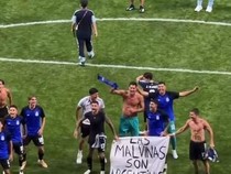 Video Inggris Minta FIFA Selidiki Spanduk Las Malvinas Son Argentinas