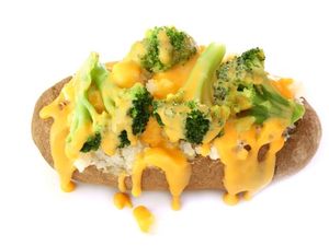 Baked Potato Bikin Ketagihan, Makin Enak Pakai Topping Brokoli hingga Keju