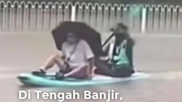 Video: Di Tengah Banjir, Warga China Malah Asyik Main Air
