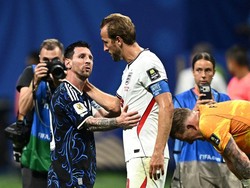 Aksi Messi itu menunjukkan bahwa rivalitas hanya berlangsung selama pertandingan. Setelah laga usai, rasa hormat kepada sesama pesepak bola tetap menjadi nilai yang dijunjung tinggi. Gestur sederhana sang kapten Argentina menjadi bukti bahwa kemenangan tak harus dirayakan dengan berlebihan, melainkan juga disertai empati kepada lawan yang baru saja mengalami kekalahan. REUTERS/Dylan Martinez