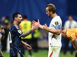 Kekalahan dramatis itu membuat para pemain Inggris, termasuk Harry Kane, tampak terpukul. Sebagai kapten, Kane terlihat menahan kekecewaan setelah impian membawa negaranya ke partai puncak kembali kandas. Di tengah suasana emosional tersebut, Messi datang memberikan pelukan sebagai bentuk penghormatan kepada lawan yang telah memberikan perlawanan sengit. REUTERS/Dylan Martinez