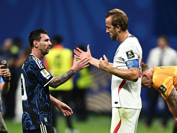 Di balik kemenangan dramatis Argentina atas Inggris pada semifinal Piala Dunia 2026, tersaji sebuah momen yang menyentuh hati di tengah lapangan Atlanta Stadium, Kamis (16/7/2026) dini hari WIB. Saat para pemain Albiceleste larut dalam euforia memastikan tiket ke final, Lionel Messi justru memilih menghampiri kapten Inggris, Harry Kane, yang tampak terpukul usai timnya tersingkir. REUTERS