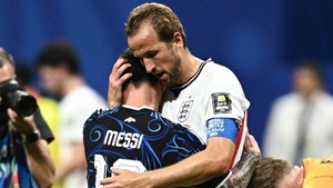 Di Balik Drama Semifinal, Messi Langsung Hibur Harry Kane dengan Sebuah Pelukan