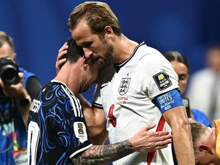 Di balik kemenangan dramatis Argentina atas Inggris pada semifinal Piala Dunia 2026, tersaji sebuah momen yang menyentuh hati di tengah lapangan Atlanta Stadium, Kamis (16/7/2026) dini hari WIB. Saat para pemain Albiceleste larut dalam euforia memastikan tiket ke final, Lionel Messi justru memilih menghampiri kapten Inggris, Harry Kane, yang tampak terpukul usai timnya tersingkir. REUTERS