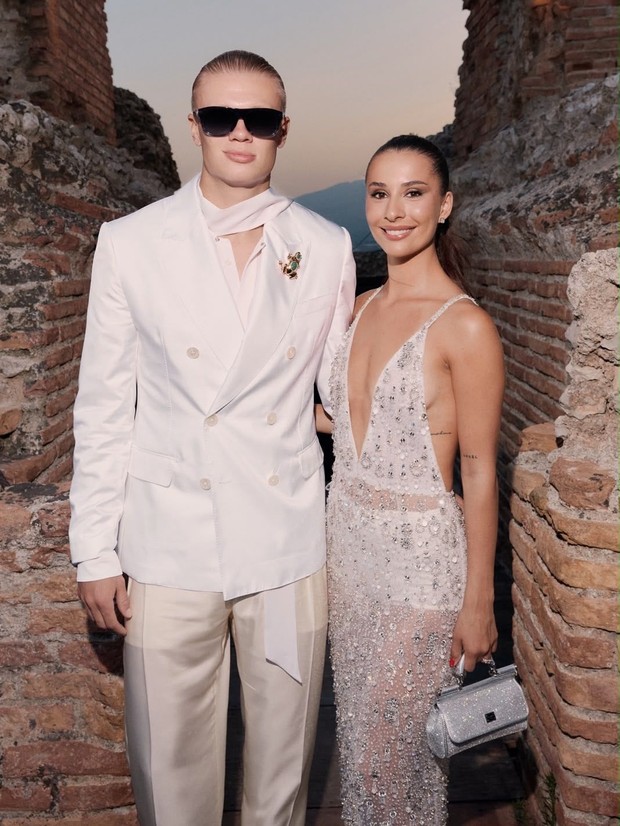 Erling Haaland dan Isabel Haugseng Johansen tampil serasi di Dolce & Gabbana