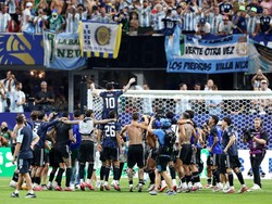 Drama sesungguhnya terjadi pada masa injury time. Di menit ke-92, Lionel Messi mengirim umpan matang yang disambut sundulan tajam Lautaro Martinez. Bola meluncur ke pojok atas gawang Inggris dan mengubah kedudukan menjadi 2-1 untuk Argentina. Gol tersebut membuat para pemain Inggris terdiam, sementara kubu Albiceleste larut dalam selebrasi karena berhasil membalikkan keadaan hanya dalam hitungan menit. REUTERS/Paul Childs