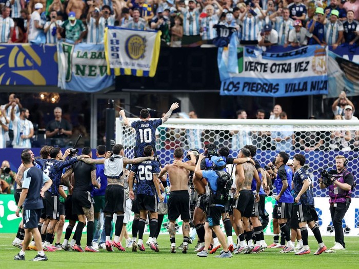 Argentina memastikan satu tempat di partai puncak Piala Dunia 2026 setelah menaklukkan Inggris dengan skor dramatis 2-1 pada laga semifinal yang berlangsung di Atlanta Stadium, Kamis (16/7/2026) dini hari WIB. Sempat tertinggal lebih dulu, Albiceleste bangkit lewat dua gol di menit-menit akhir yang membuat harapan The Three Lions menuju final sirna dalam sekejap. REUTERS