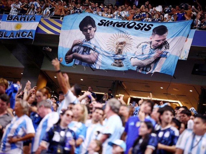 Argentina memastikan satu tempat di partai puncak Piala Dunia 2026 setelah menaklukkan Inggris dengan skor dramatis 2-1 pada laga semifinal yang berlangsung di Atlanta Stadium, Kamis (16/7/2026) dini hari WIB. Sempat tertinggal lebih dulu, Albiceleste bangkit lewat dua gol di menit-menit akhir yang membuat harapan The Three Lions menuju final sirna dalam sekejap. REUTERS