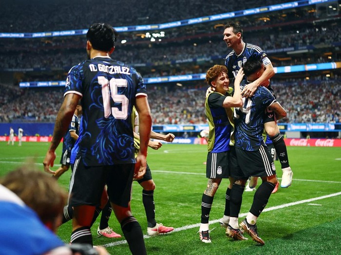 Argentina memastikan satu tempat di partai puncak Piala Dunia 2026 setelah menaklukkan Inggris dengan skor dramatis 2-1 pada laga semifinal yang berlangsung di Atlanta Stadium, Kamis (16/7/2026) dini hari WIB. Sempat tertinggal lebih dulu, Albiceleste bangkit lewat dua gol di menit-menit akhir yang membuat harapan The Three Lions menuju final sirna dalam sekejap. REUTERS