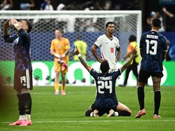 Enzo Fernandez muncul sebagai penyelamat lewat tendangan keras dari luar kotak penalti pada menit ke-88 yang gagal dibendung Jordan Pickford. Gol spektakuler itu membangkitkan semangat Albiceleste sekaligus membuat pertandingan kembali terbuka di penghujung laga. REUTERS/Dylan Martinez