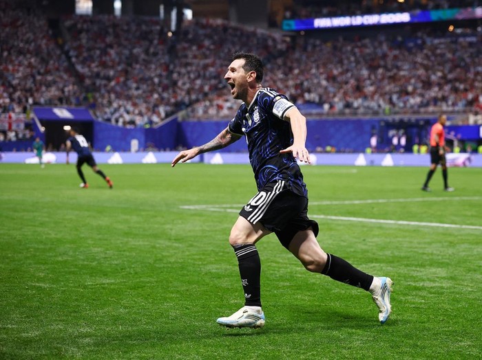 Argentina memastikan satu tempat di partai puncak Piala Dunia 2026 setelah menaklukkan Inggris dengan skor dramatis 2-1 pada laga semifinal yang berlangsung di Atlanta Stadium, Kamis (16/7/2026) dini hari WIB. Sempat tertinggal lebih dulu, Albiceleste bangkit lewat dua gol di menit-menit akhir yang membuat harapan The Three Lions menuju final sirna dalam sekejap. REUTERS