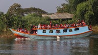 Hampir 20 Tahun Abrasi, Siswa Muara Gembong Andalkan Perahu ke Sekolah