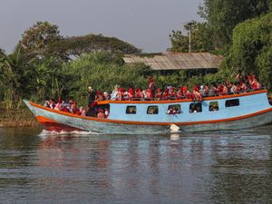 Hampir 20 Tahun Abrasi, Siswa Muara Gembong Andalkan Perahu ke Sekolah