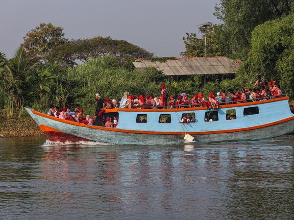 Hampir 20 Tahun Abrasi, Siswa Muara Gembong Andalkan Perahu ke Sekolah