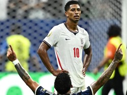 Di sisi lain lapangan, gelandang Argentina Enzo Fernandez merayakan kemenangan bersama rekan-rekannya. Senyum dan sorak-sorai para pemain Albiceleste berbanding terbalik dengan raut wajah Bellingham yang masih menatap kosong, menyaksikan lawannya berpesta meraih tiket ke final. REUTERS/Dylan Martinez
