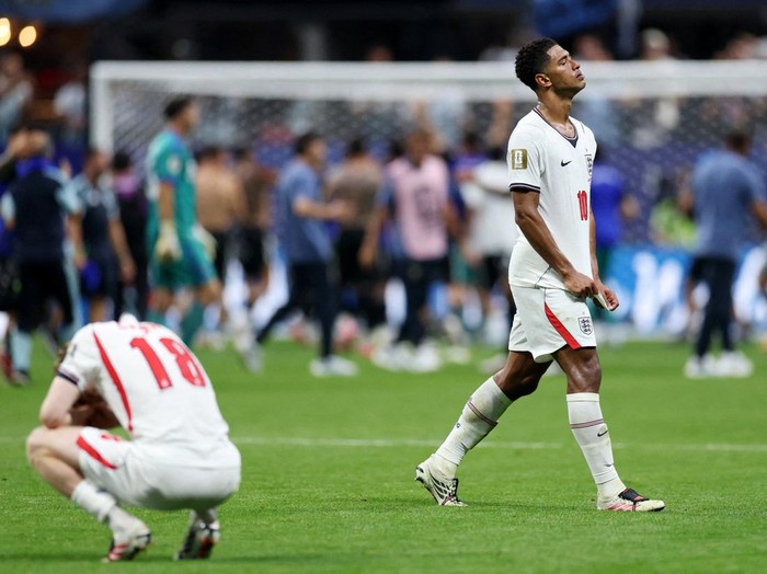 Kekalahan dramatis Inggris dari Argentina dengan skor 1-2 di semifinal Piala Dunia 2026 menyisakan duka mendalam bagi Jude Bellingham. Gelandang muda andalan The Three Lions itu tampak tertunduk lesu seusai peluit panjang dibunyikan, seolah tak mampu menyembunyikan rasa kecewa setelah mimpi membawa negaranya ke final harus berakhir di depan mata. REUTERS
