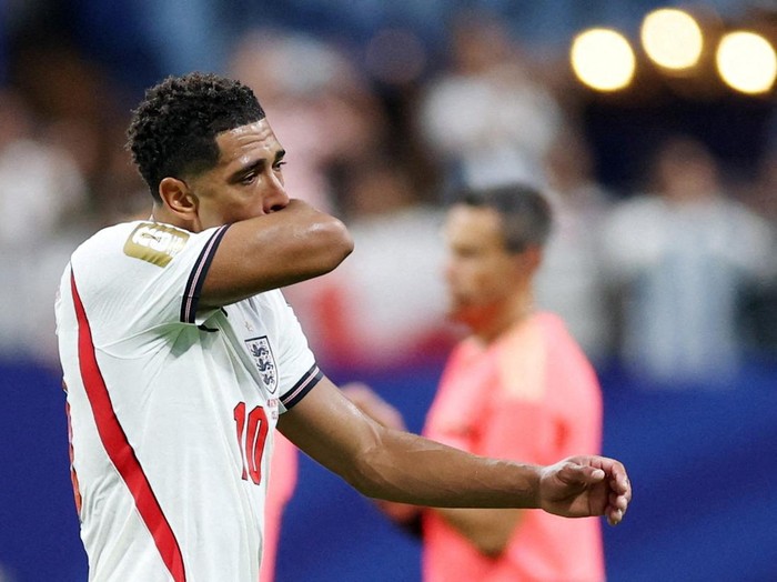 Kekalahan dramatis Inggris dari Argentina dengan skor 1-2 di semifinal Piala Dunia 2026 menyisakan duka mendalam bagi Jude Bellingham. Gelandang muda andalan The Three Lions itu tampak tertunduk lesu seusai peluit panjang dibunyikan, seolah tak mampu menyembunyikan rasa kecewa setelah mimpi membawa negaranya ke final harus berakhir di depan mata. REUTERS