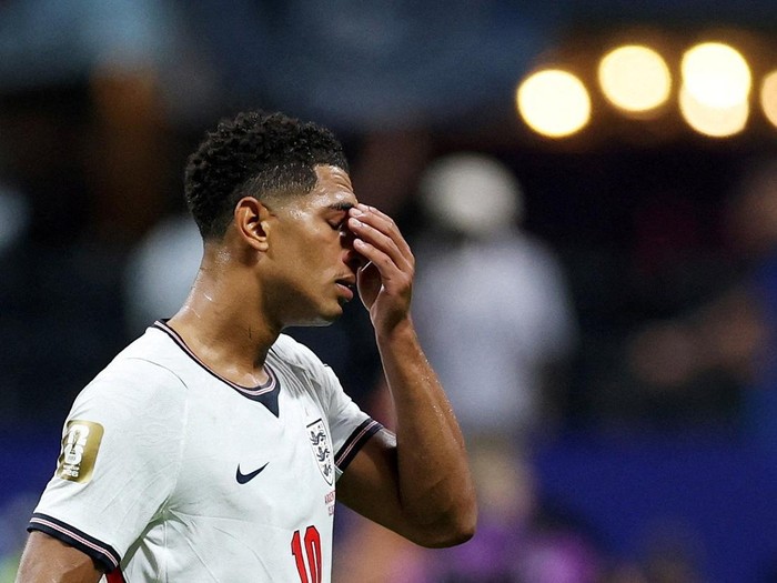 Kekalahan dramatis Inggris dari Argentina dengan skor 1-2 di semifinal Piala Dunia 2026 menyisakan duka mendalam bagi Jude Bellingham. Gelandang muda andalan The Three Lions itu tampak tertunduk lesu seusai peluit panjang dibunyikan, seolah tak mampu menyembunyikan rasa kecewa setelah mimpi membawa negaranya ke final harus berakhir di depan mata. REUTERS