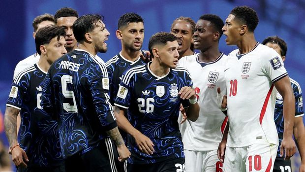 Soccer Football - FIFA World Cup 2026 - Semi Final - England v Argentina - Atlanta Stadium, Atlanta, Georgia, U.S. - July 15, 2026 England's Jude Bellingham, Marc Guehi and Djed Spence clash with Argentina's Leandro Paredes, Cristian Romero and Nahuel Molina REUTERS/Amanda Perobelli     TPX IMAGES OF THE DAY