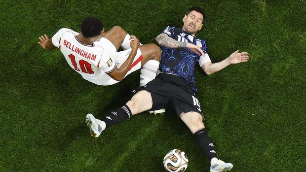 Soccer Football - FIFA World Cup 2026 - Semi Final - England v Argentina - Atlanta Stadium, Atlanta, Georgia, U.S. - July 15, 2026 England's Jude Bellingham in action with Argentina's Lionel Messi REUTERS/Brian Snyder